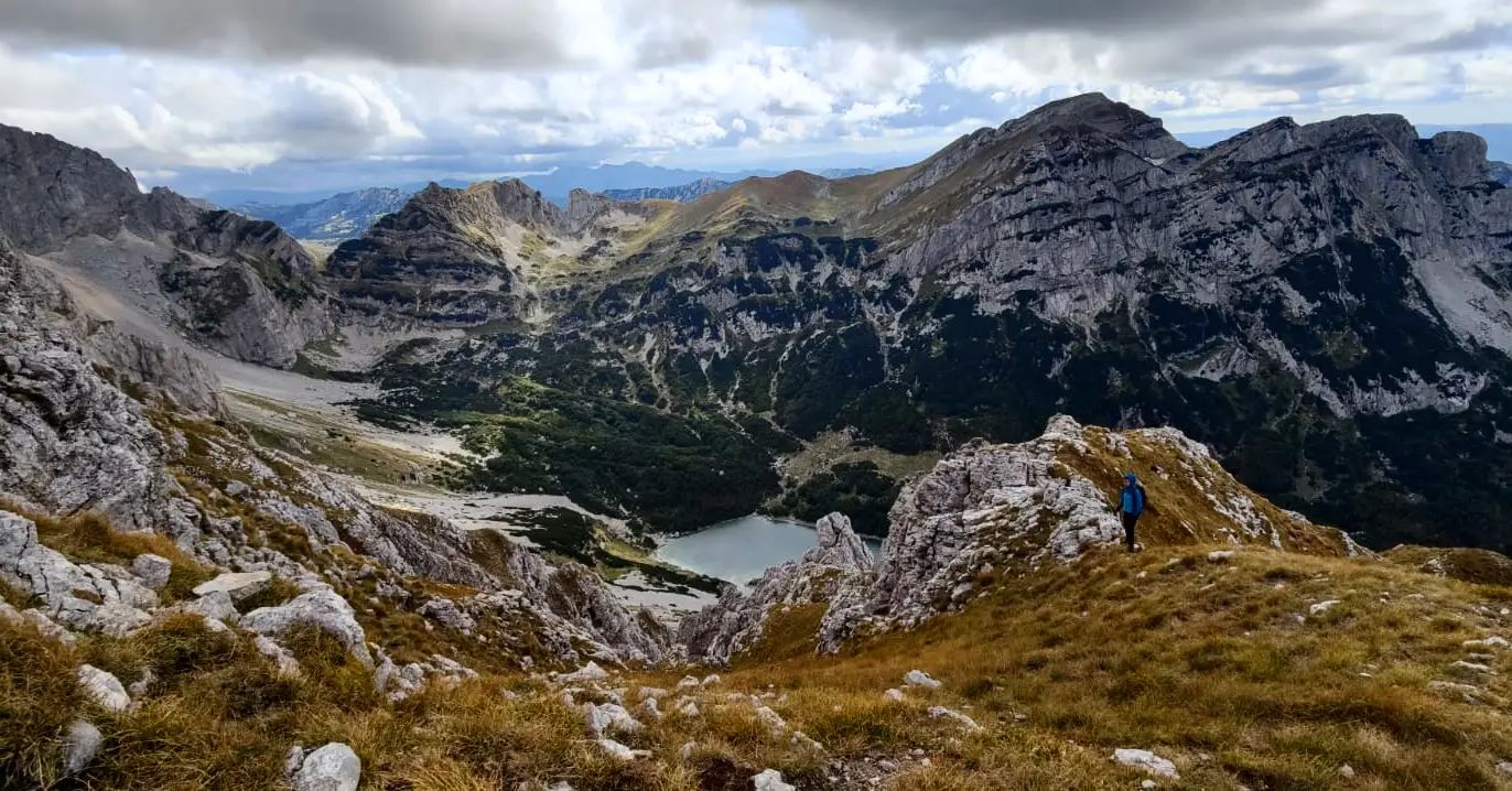 Looking for off the beaten track hikes?Go go gooooo to the Planinica top in Montenegro in the Dormitor National Park: a 360° viewpoint with unbelievably stunning views 💚Mountain tops, lakes, forest, plateaus: Planinica has it all 💫You can combine this hike with several lakes: (#zminjejezero) and (#jablanjezero).#travelingmontenegro #montenegro #dormitornationalpark #durmitornationalpark #durmitor #zabljak #hikinginmontenegro #hikingthebalkans #travelthebalkans #planinica #planinicaplateau #mountaingirl #adventureinthemountains #happyinthemountains
#spotthebluerainjacket #visitmontenegro #montenegrotrip #mountainadventures